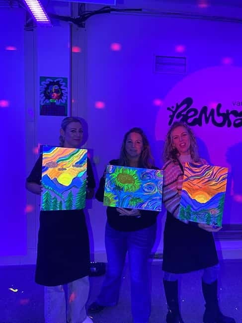 Amsterdam: Paint and Sip in the Dark at Rembrandt van Wine - Drinks on the house: how the wine and non-alcoholic options shape the vibe