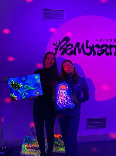 Amsterdam: Paint and Sip in the Dark at Rembrandt van Wine - Who should book this paint and sip in the dark?