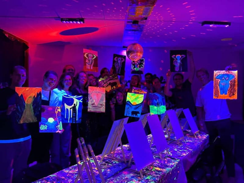 Amsterdam: Paint and Sip in the Dark at Rembrandt van Wine - What happens during the 2-hour Rembrandt van Wine session