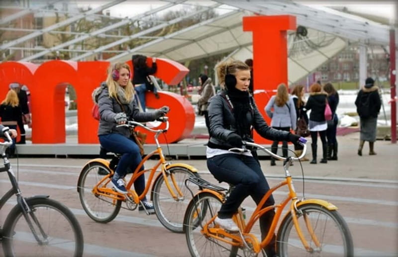 Amsterdam: Private Bike Tour - Meeting at the right spot: hotel pickup in central Amsterdam