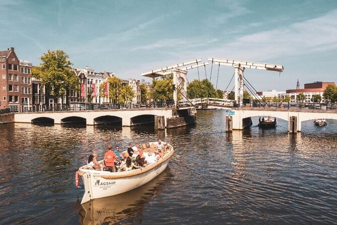 Amsterdam Private Boat Trip with Pizza and Unlimited Drinks - Your 90 Minutes on the Canals: Stop by Stop Highlights