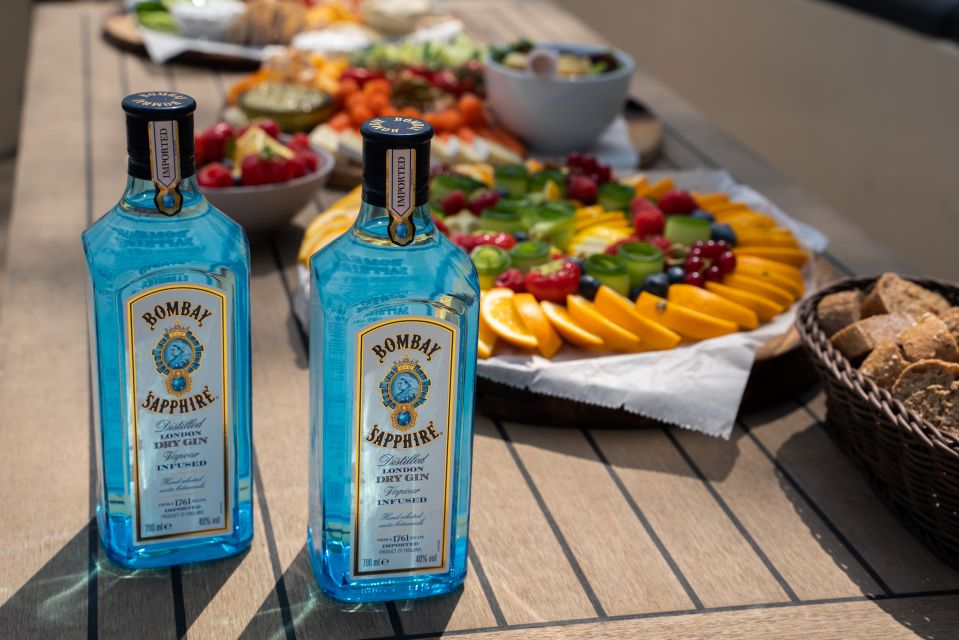 Amsterdam: Private Canal Booze Cruise with Unlimited Drinks - Practical tips so your hour goes smoothly