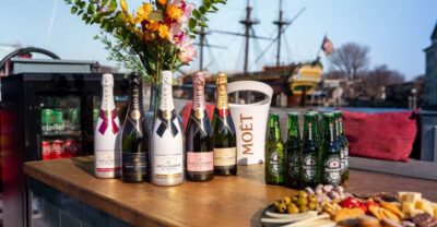 Amsterdam: Private Canal Cruise with Drinks and Snacks - Getting on board: the dock behind the Apple Store