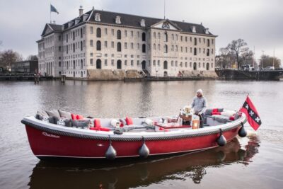 Amsterdam: Private Cruise with Drinks & Pizza or Burger - The luxury open boat setup (and how the cover helps)