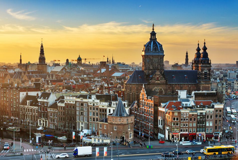 Amsterdam: Private Guided Walking Tour - From Dam Square to the medieval center: a smart way to orient