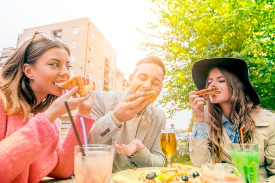 Amsterdam: Private Luxury Cruise with Pizza and Drinks - The guide factor: when Chavelli-style hosting makes the difference