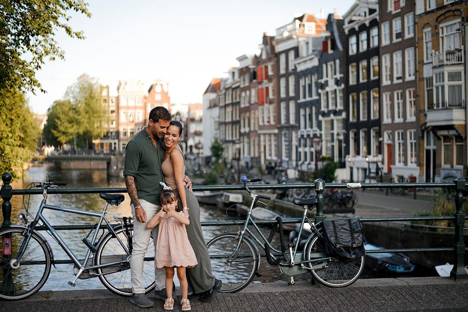 Amsterdam: Private Photoshoot in iconic locations - Your 40 minutes in Amsterdam starts at the right place