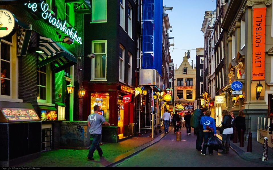 Amsterdam: Private Red Light District and Food Tour - Why this Red Light District + food combo actually makes sense