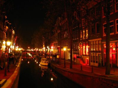 Amsterdam: Private Red Light District and Food Tour - Meeting near Park Plaza Victoria Hotel and the rhythm of a 2-hour walk