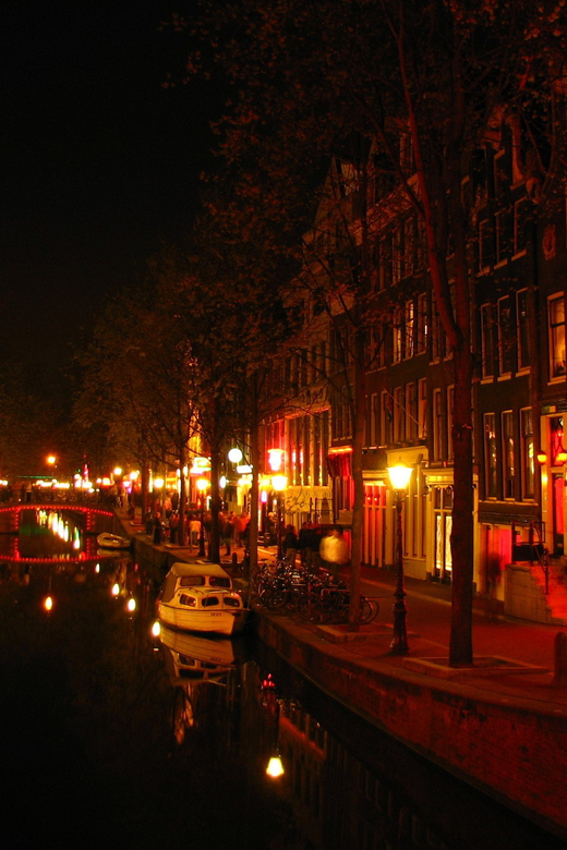Amsterdam: Private Red Light District Tour in Spanish - Why This Tour Feels Different From a Standard Red Light Walk