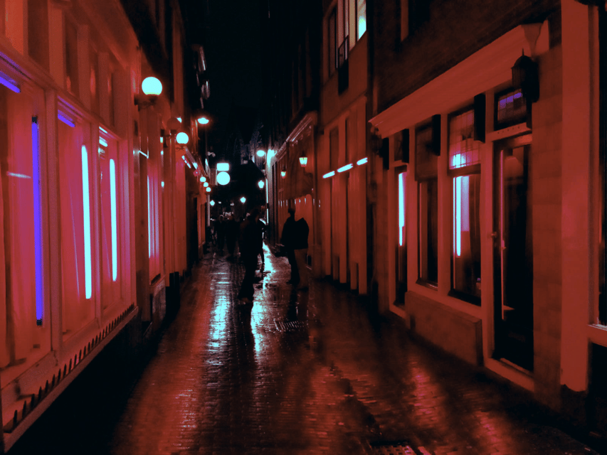 Amsterdam: Private Red Light District Tour in Spanish - Old Church and the Narrowest Street: Where Old Amsterdam Meets Regulation