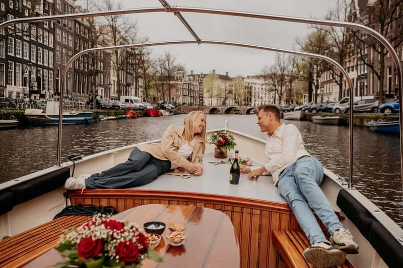 Amsterdam: Private Romantic Canal Cruise w. Prosecco/Snacks - Love stories, art details, and what floating houseboats have to do with romance