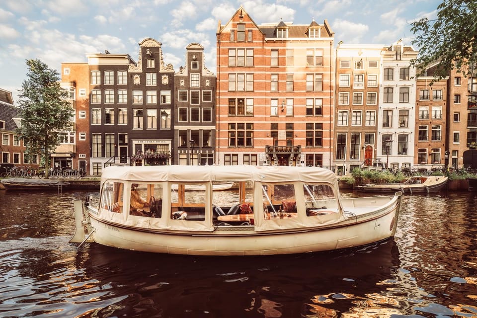 Amsterdam: Private Romantic Evening Boat Tour with Prosecco - Who should book this romantic boat tour