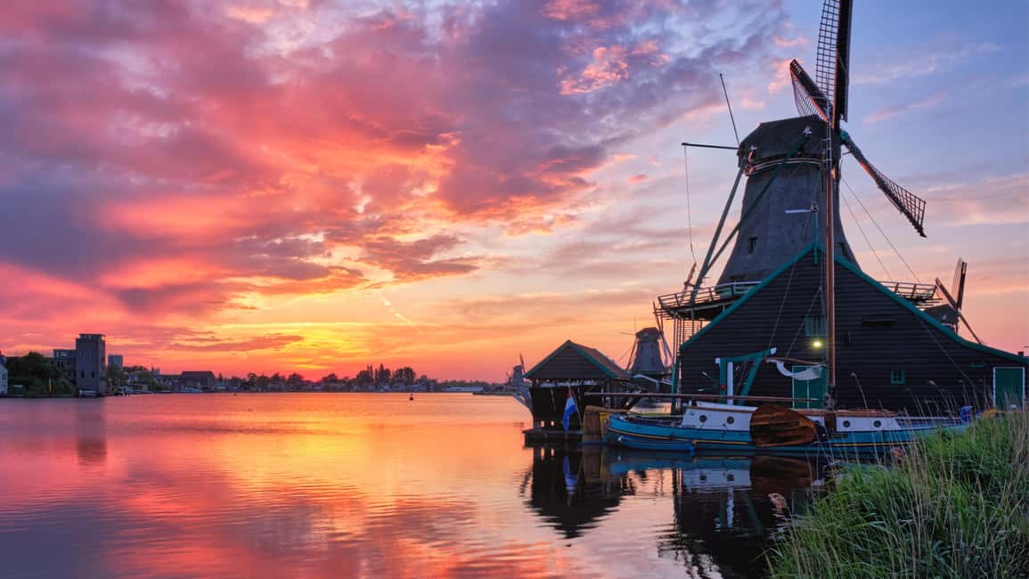 Amsterdam: Private Tour Giethoorn, Zaanse Schans Local Guide - Cheese tasting and clogs: Dutch traditions you can actually touch