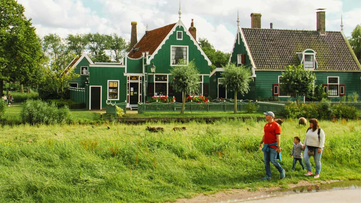 Amsterdam: Private Tour Giethoorn, Zaanse Schans Local Guide - Giethoorn canal cruise: why slow boat time beats fast photo stops
