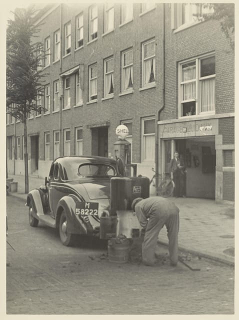 Amsterdam: Private World War Two History Walking Tour - German Army Arrival: Welcoming, Propaganda, and the Shift to Occupation