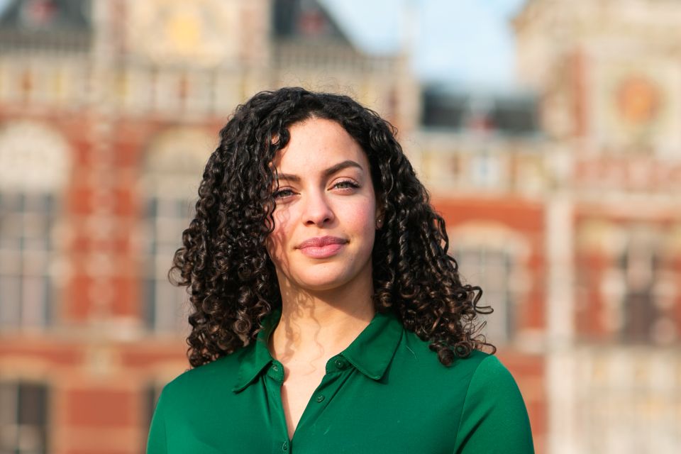 Amsterdam: Professional photoshoot at Centraal Station - Photo stop at Amsterdam Centraal: the key background elements to watch