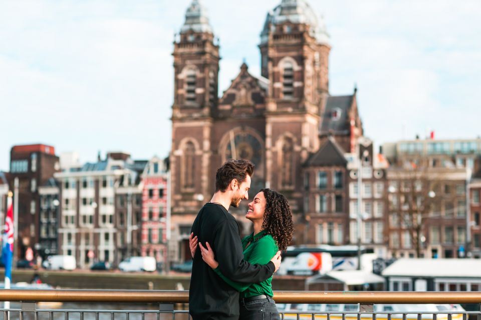 Amsterdam: Professional photoshoot at Centraal Station - Price and value: $113 per group up to 8