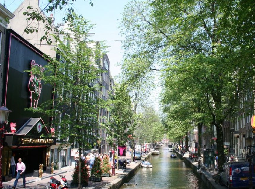 Amsterdam: Red Light District and Coffeeshop tour - Two hours on foot: the flow of the walk