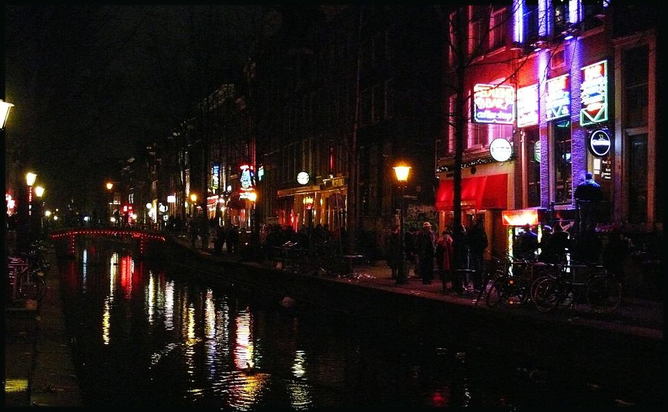 Amsterdam: Red Light District and Coffeeshop tour - Chinatown on Zeedijk Street: a surprising side trip