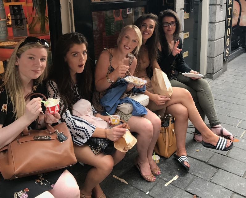 Amsterdam: Red Light District and Local Pub Tour - Walking the narrow streets: the Red Light District as an urban layout