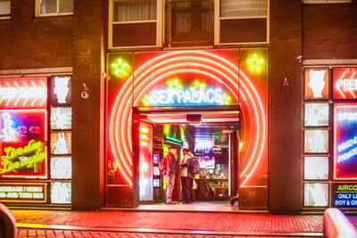 Amsterdam Red Light District & Coffee Shop Tour - Entering the coffee shop culture: The Jolly Joker and the 18+ line