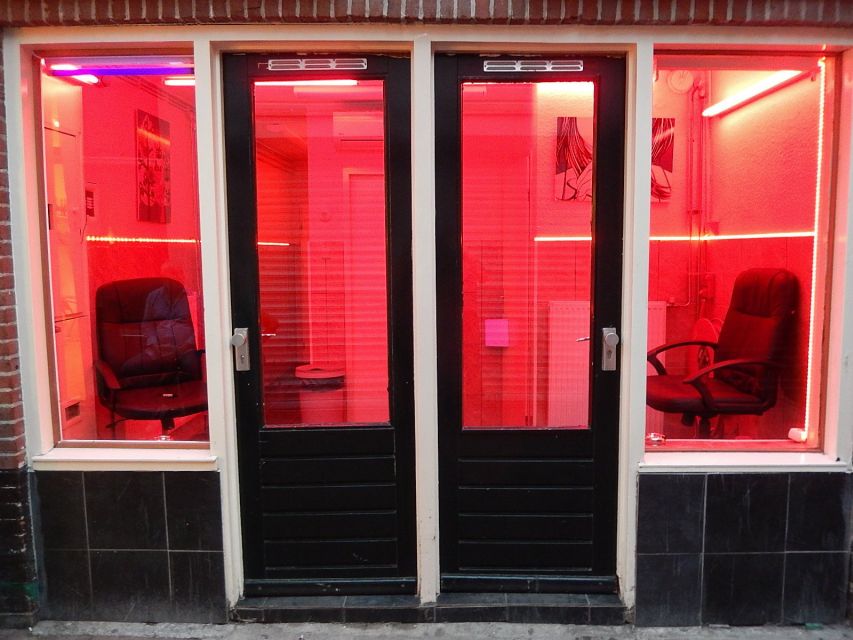 Amsterdam: Red Light District Exclusive Night Tour - Guides who make or break it: humor, questions, and fast orientation