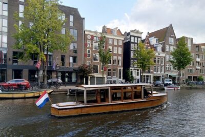 Amsterdam small-group canal cruise in 1920s saloon boat - Finding your bearings: the opening views and the Anne Frank House area