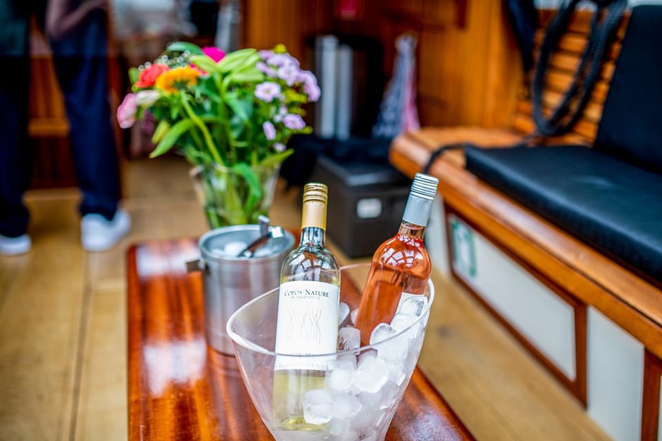 Amsterdam: Small-Group Canal Cruise incl. Drinks and Snacks - Dutch snacks and drinks: included, but also actually fun