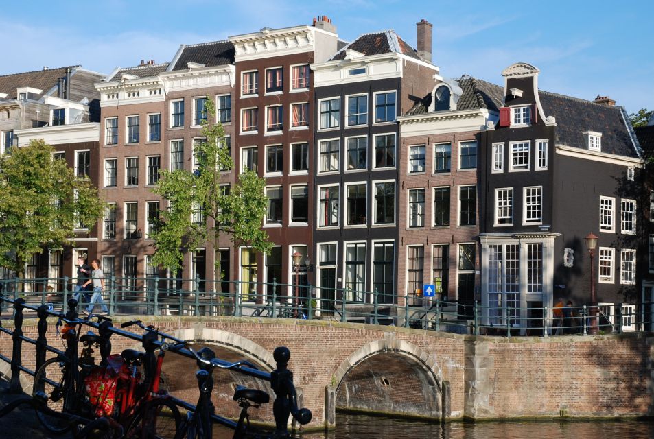 Amsterdam: Stedelijk Museum and 1-Hour Canal Cruise - Audio guides: GPS on the canal, and what that adds