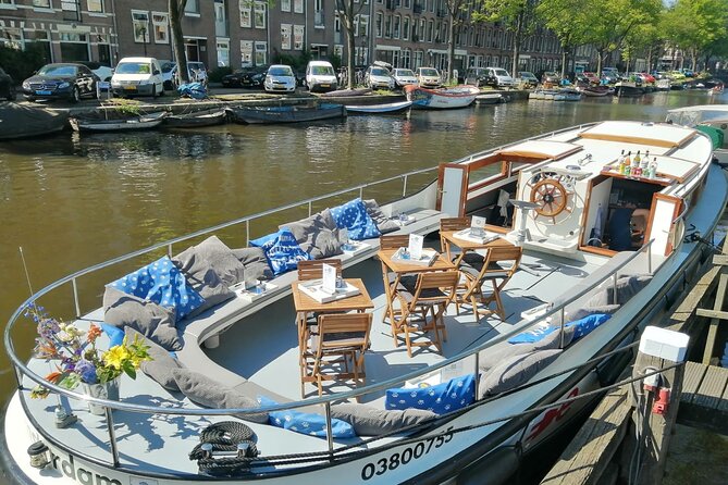 Amsterdam The Bulldog Boat Smoke Friendly Cruise + 2 drinks - The smoke-friendly element: rules, what to bring, and who should like it