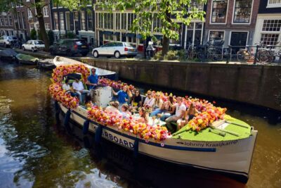Amsterdam: The Original Flower Boat with Local Guide and Bar - Price and time: getting value from a 1-hour cruise