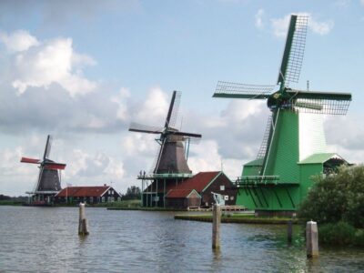 Amsterdam: Zaanse Schans Windmills Bike Tour with Guide - The bike deal: Batavus comfort, hand brakes, and kid-friendly options