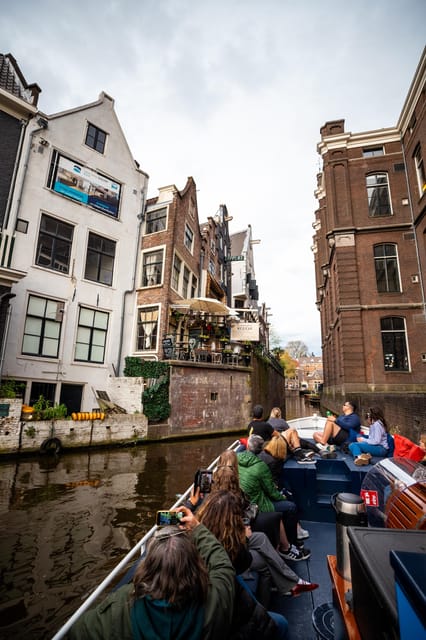 Amsterdam:Old City Canal Cruise with Live Guide and Open Bar - Open Bar on Board: How It Changes the Vibe