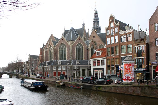 Amsterdam's Red Light District: A Self-Guided Audio Tour - VoiceMap on your phone: GPS audio and offline access that actually matters
