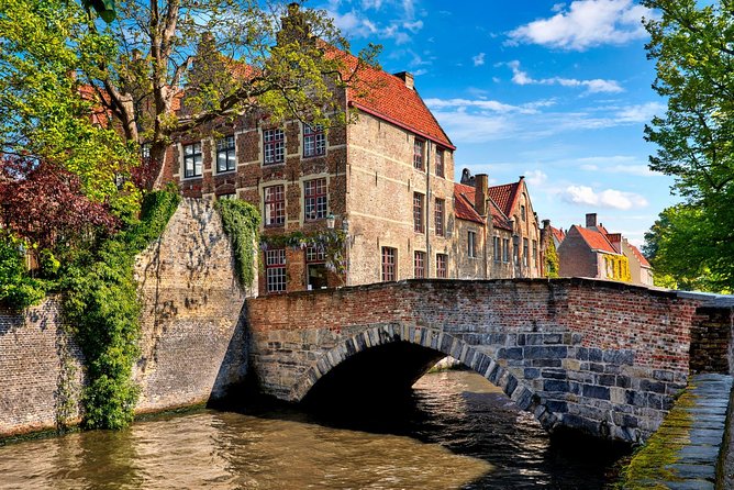 Bruges bus tour from Amsterdam - Chocolalino: artisan chocolate tasting and what to look for