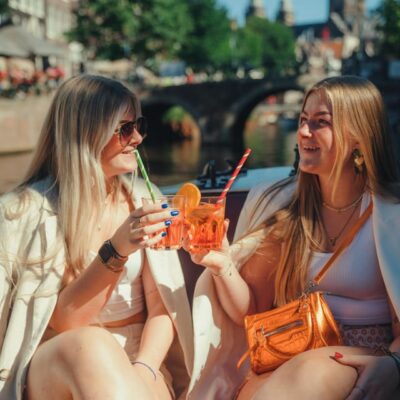 COZY AND FUN CANAL TOUR: A UNIQUE JOURNEY THROUGH AMSTERDAM - Where You Start and How the 60 Minutes Unfold