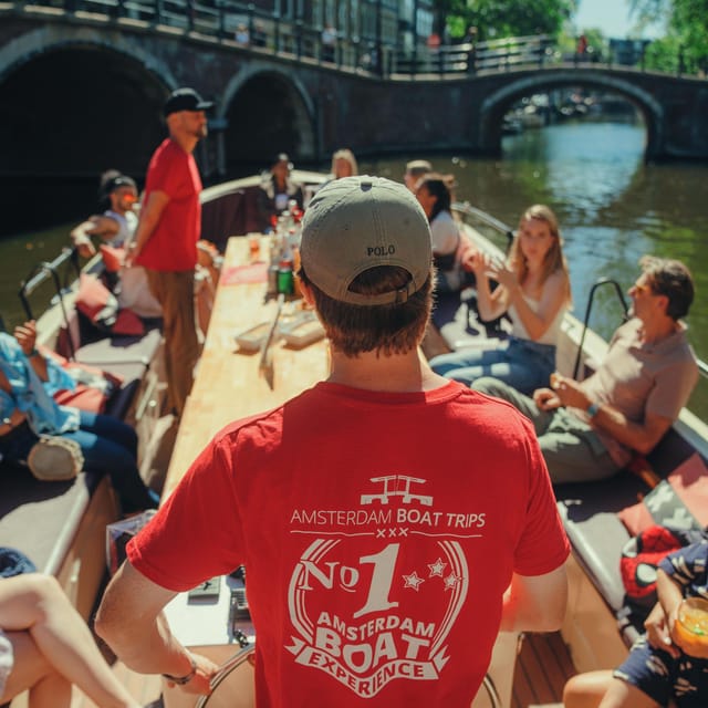 COZY AND FUN CANAL TOUR: A UNIQUE JOURNEY THROUGH AMSTERDAM - Pet-Friendly Cruising: Bringing Your Dog Without the Hassle