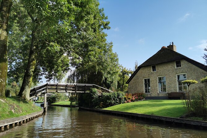 Day Tour Giethoorn, Afsluitdijk and Zaanse Schans with Boat Cruise - Crowds, weather, and hearing the guide: your best move