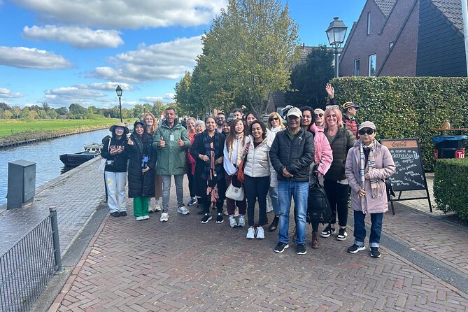 Daytrip Tour from Amsterdam to Zaanse Schans and Giethoorn - The 1-hour boat cruise: your shortcut to understanding Giethoorn