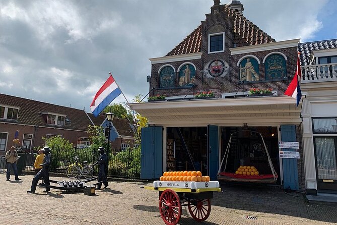 E-Bike PRIVATE tour Countryside of Amsterdam Volendam Marken - Volendam in 30 minutes: fishing village charm with quick context