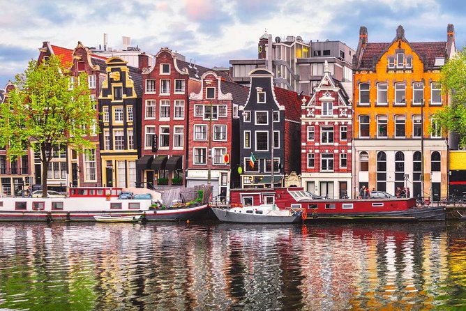 e-Scavenger hunt Amsterdam: Explore the city at your own pace - Where you start: Stationsplein, then you’re off