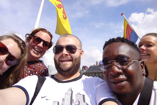 e-Scavenger hunt Volendam: Explore the city at your own pace - Stop-by-stop: what each landmark adds to the story