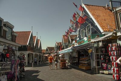 e-Scavenger hunt Volendam: Explore the city at your own pace - The “game walk” flow: how to use the app without frustration