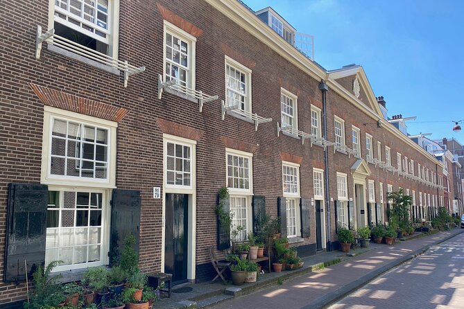Explore hidden streets with friends - The Nine Streets and Antique Market Lanes, Away From the Usual Crush