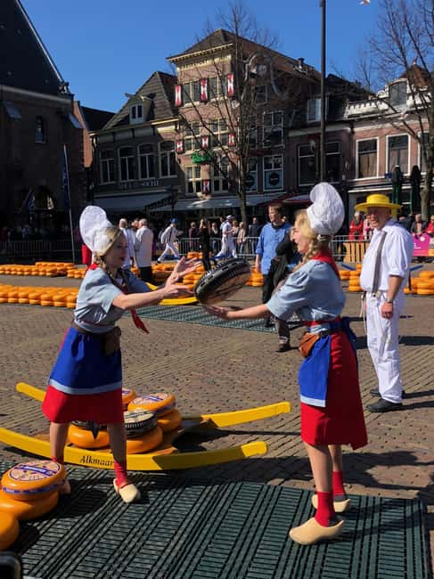 From Amsterdam; Alkmaar Cheese market & Zaanse Schans - The guided walk in Alkmaar: 30 minutes that help you see more