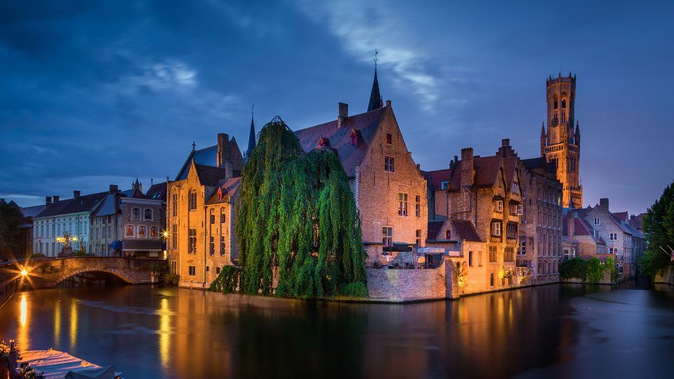 From Amsterdam: Bruges Day Trip in Spanish with Boat Option - First views of Bruges: Lake of Love, Begijnhof, and the old-city storyline