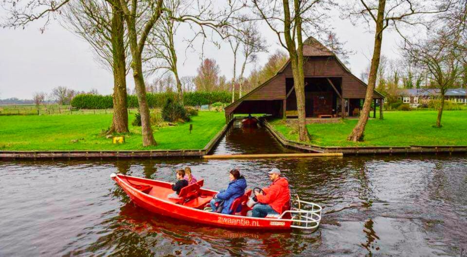 From Amsterdam: Giethoorn Guided Day Trip with Canal Cruise - Lunch Plans and Other Practicalities for an 8-Hour Day