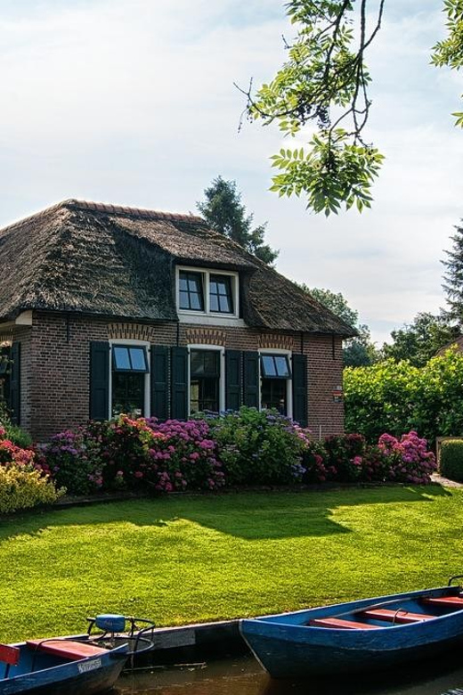 From Amsterdam: Zaanse Schans and Giethoorn Countryside Trip - Should you book the Amsterdam to Zaanse Schans and Giethoorn private trip?