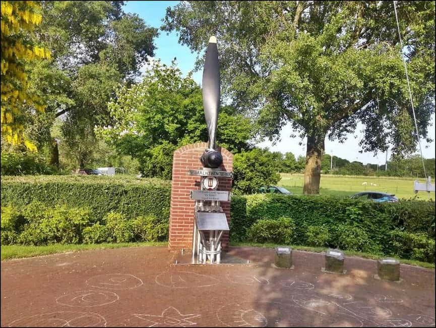 Full-day excursion to Edam, Volendam, and Marken - Volendam: fishing-village charm with guided time and church stops